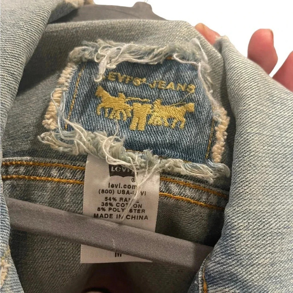 🧥 Levi’s Denim Jacket 💙 Distressed Medium Wash Jean Trucker Style M 🧥 - Picture 3 of 3